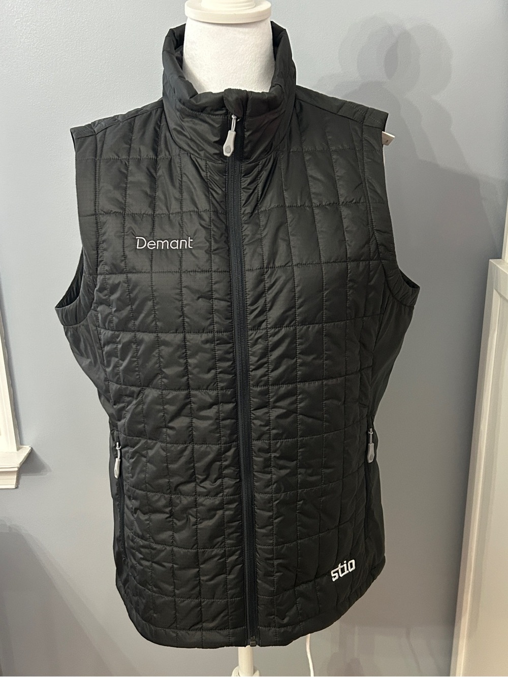 NWT Stio Women’s Azura Insulated Vest Large Boundary Black Corporate Logo Demant